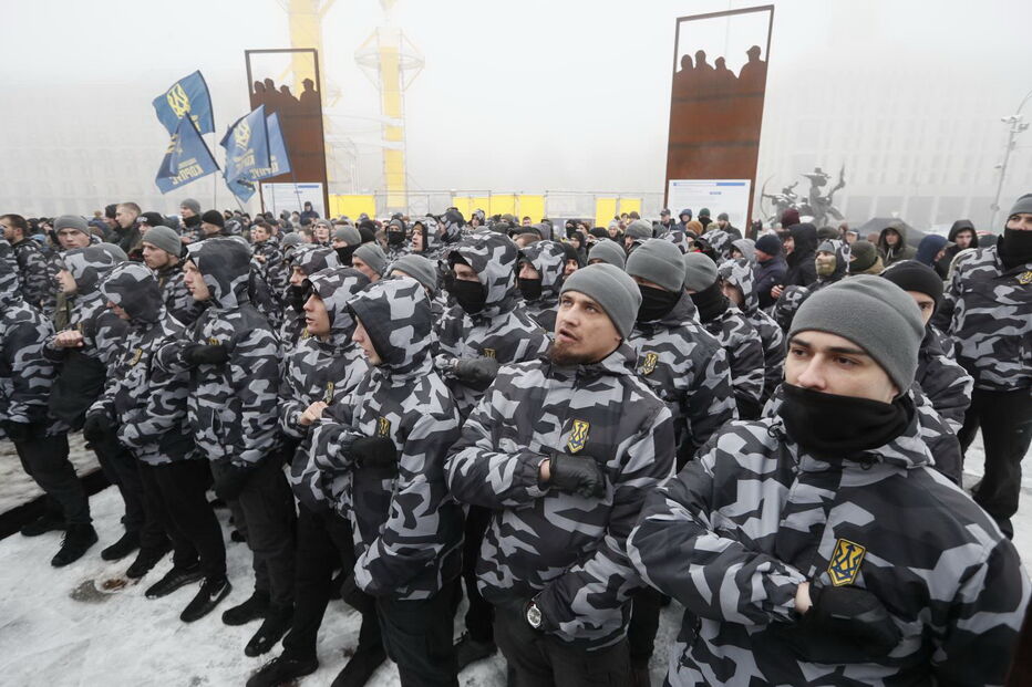 Nacionalistas ucranianos manifestam-se em frente ao escritório do Presidente da Ucrânia