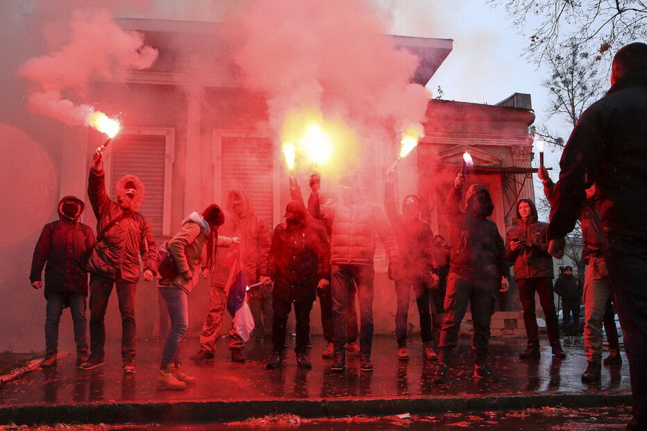 Nacionalistas ucranianos manifestam-se em frente ao escritório do Presidente da Ucrânia