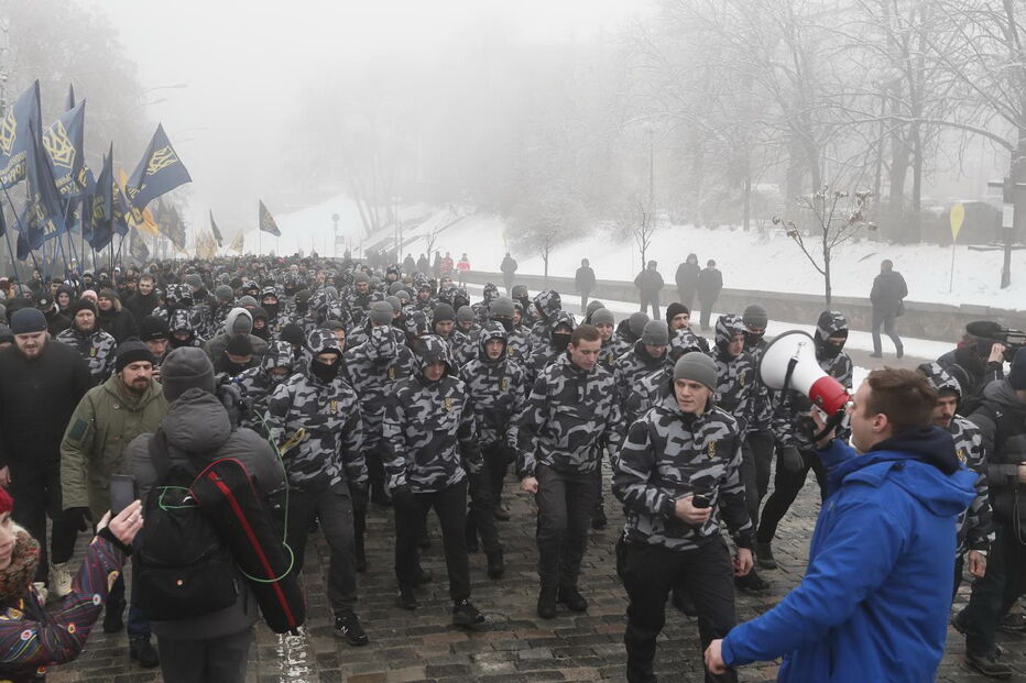 Nacionalistas ucranianos manifestam-se em frente ao escritório do Presidente da Ucrânia