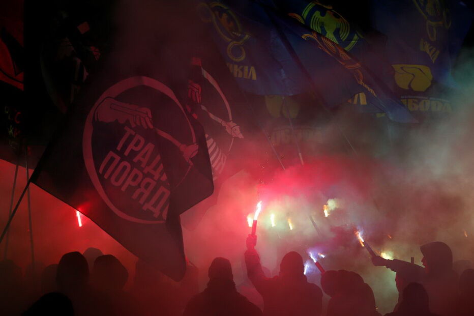 Nacionalistas ucranianos manifestam-se em frente ao escritório do Presidente da Ucrânia