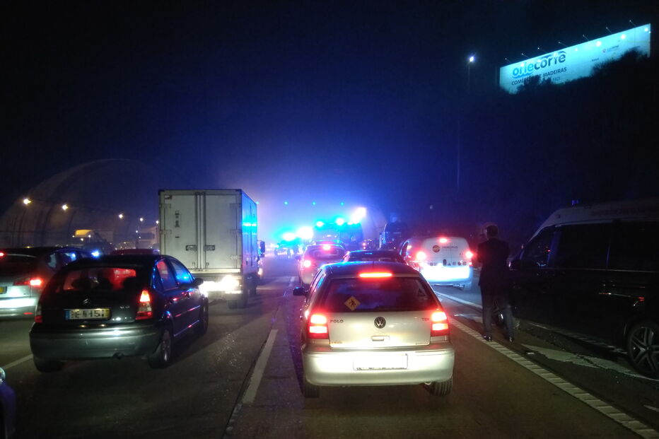 Carro incendeia-se no Túnel do Grilo