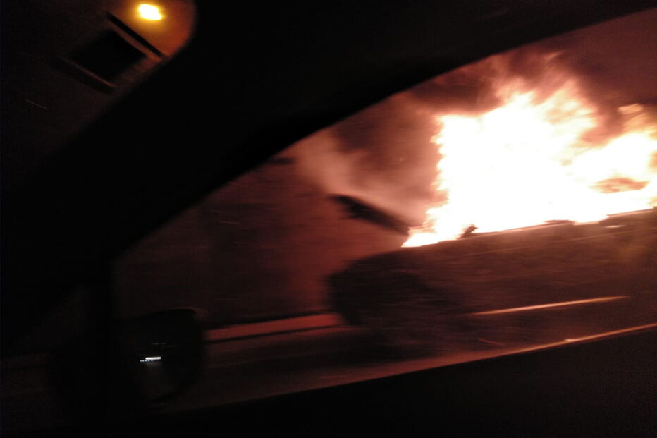  Carro incendeia-se no Túnel do Grilo
