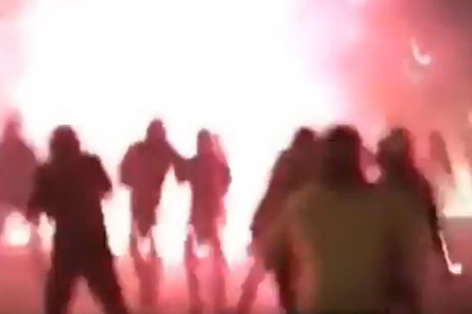 Adeptos do AEK e do Ajax envolvem-se em cenas de pancadaria