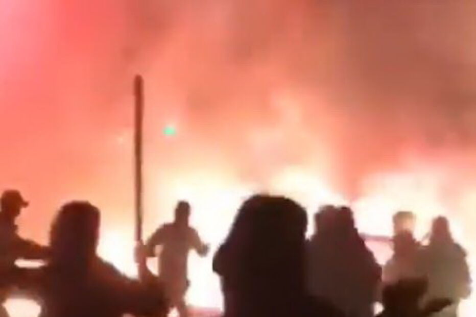 Adeptos do AEK e do Ajax envolvem-se em cenas de pancadaria