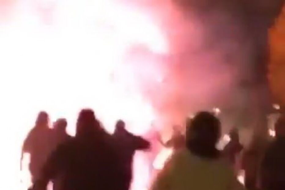 Adeptos do AEK e do Ajax envolvem-se em cenas de pancadaria