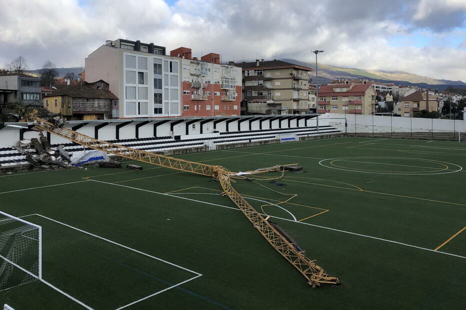 Grua caída dentro do Campo do Calvário