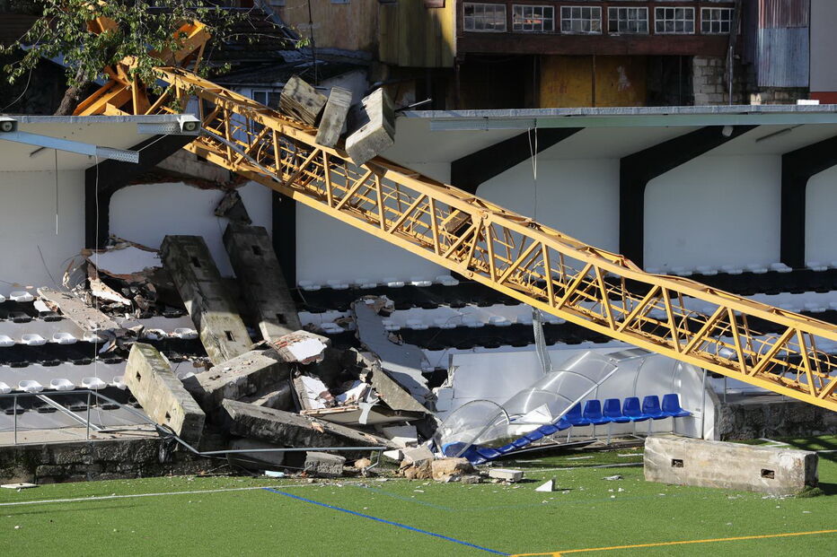  Grua caída dentro do Campo do Calvário
