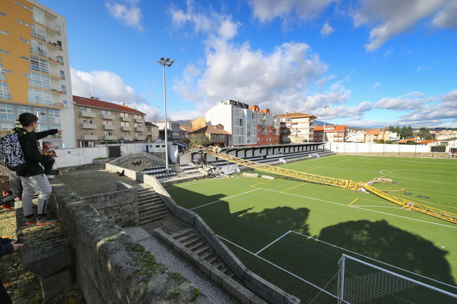  Grua caída dentro do Campo do Calvário