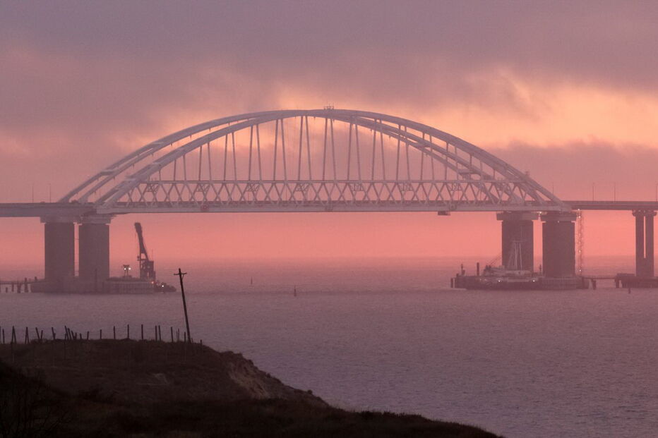 Navios ucranianos estão apresados no porto de Kerch, no leste da Crimeia