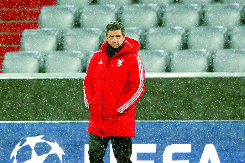 Rui Vitória   no treino  de ontem,  durante o qual  chegou a nevar.  Um cenário  que hoje, à hora  do jogo, pode  repetir-se