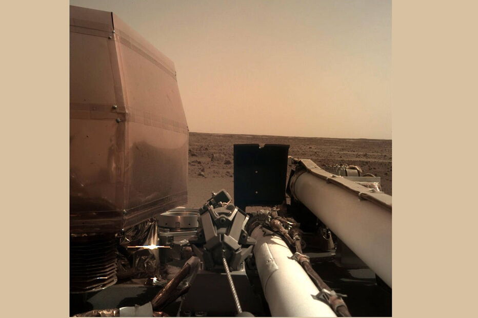 Foto tirada pelo robot InSight na superfície de Marte