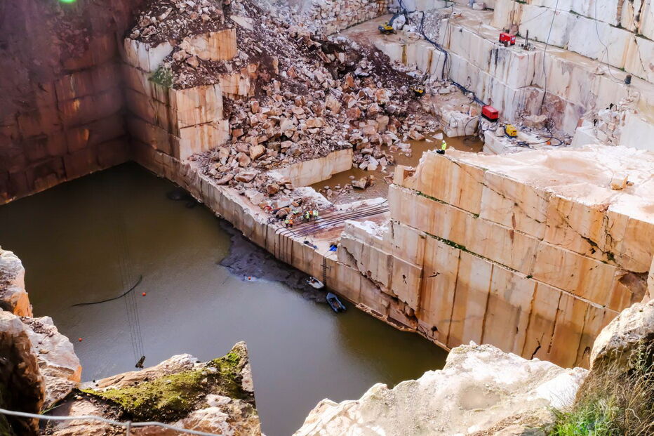 Drenagem da pedreira de Borba onde terão morrido cinco pessoas