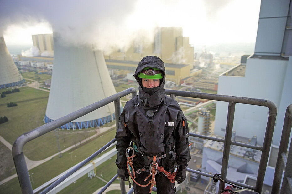 Ativistas da Greenpeace escalaram chaminé de 180 metros na Polónia