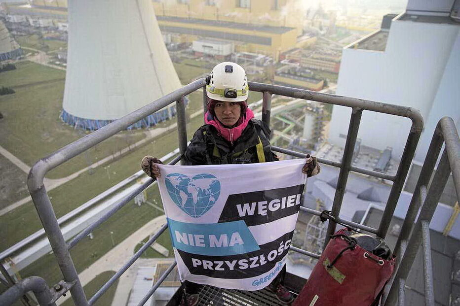 Ativistas da Greenpeace escalaram chaminé de 180 metros na Polónia