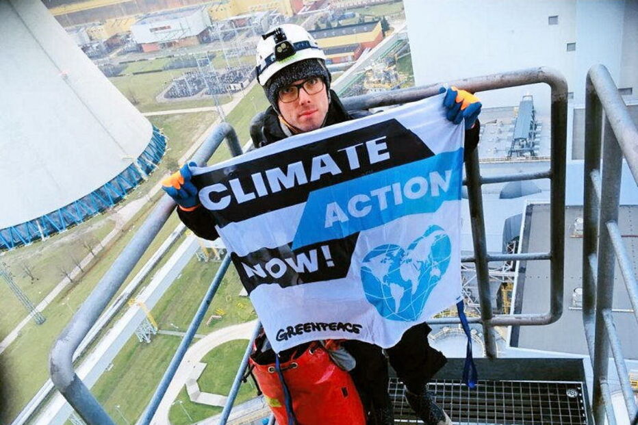 Ativistas da Greenpeace escalaram chaminé de 180 metros na Polónia