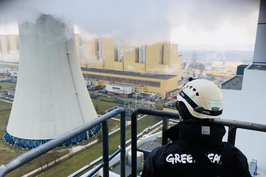 Ativistas da Greenpeace escalaram chaminé de 180 metros na Polónia