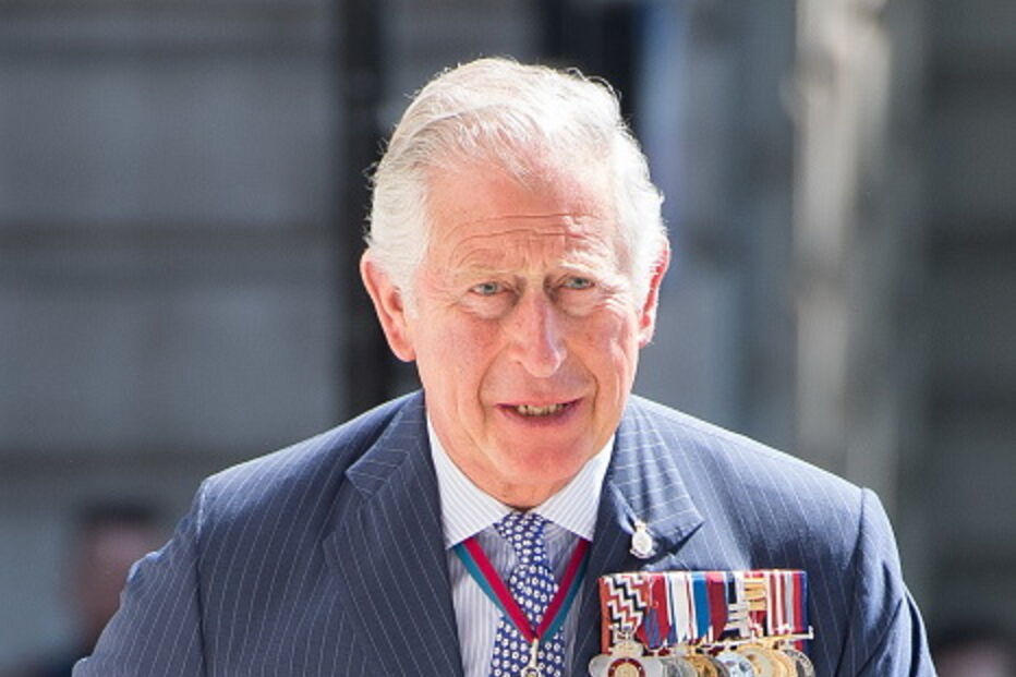 Príncipe Carlos faz piada sobre relação com os netos