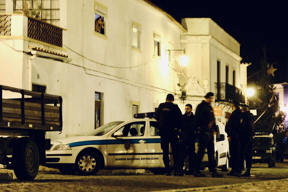 Homem barrica-se com a mulher e a filha dentro de casa em Alvito