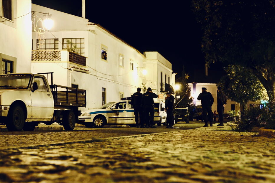 Homem barrica-se com a mulher e a filha dentro de casa em Alvito