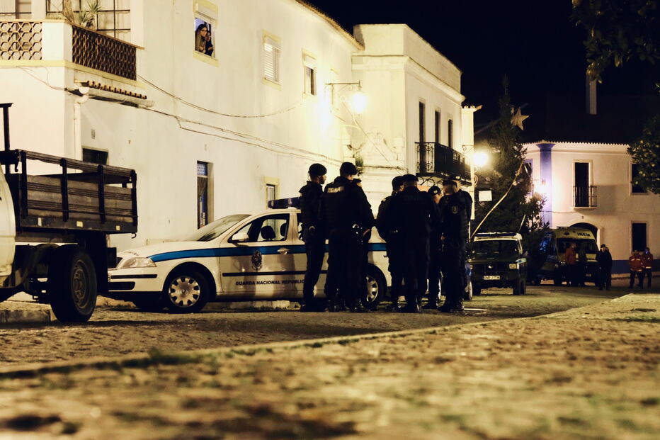 Homem barrica-se com a mulher e a filha dentro de casa em Alvito