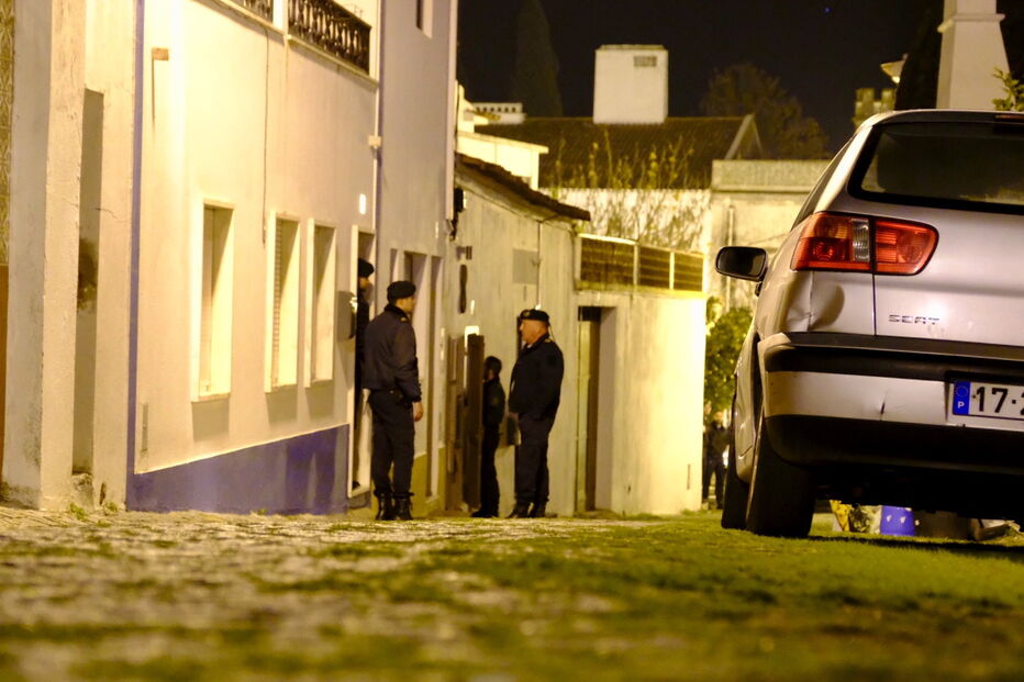 Homem barrica-se com a mulher e a filha dentro de casa em Alvito