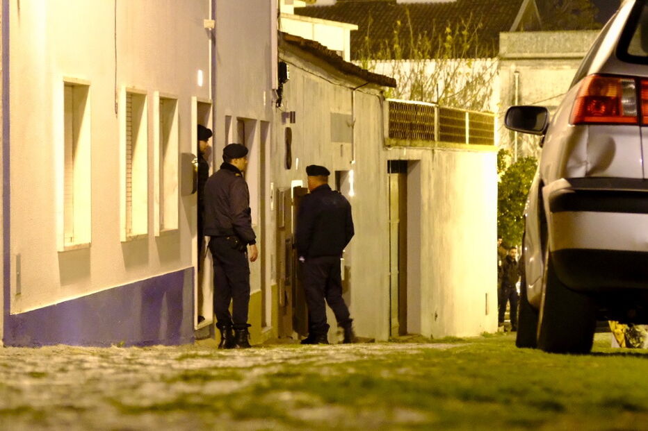 Homem barrica-se com a mulher e a filha dentro de casa em Alvito