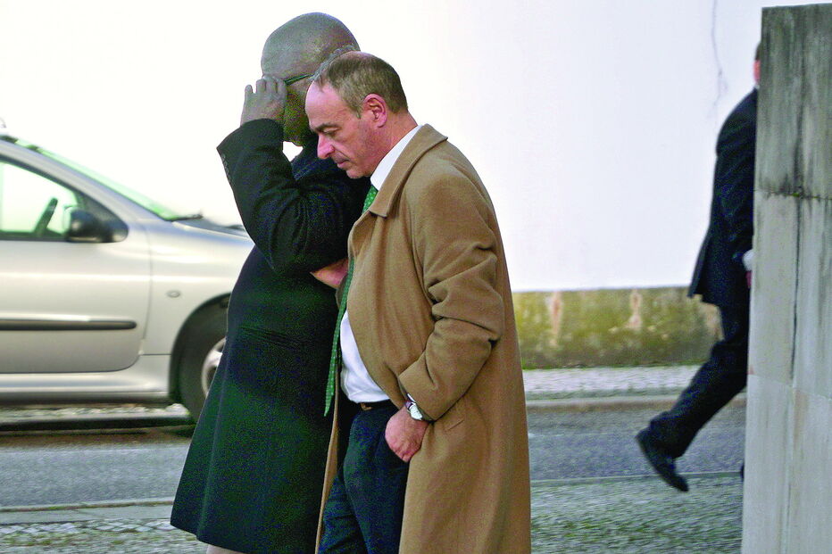 Médico Carlos Ialá, na foto, a ser apoiado pelo seu advogado, foi condenado a cinco anos de prisão, que ficou suspensa