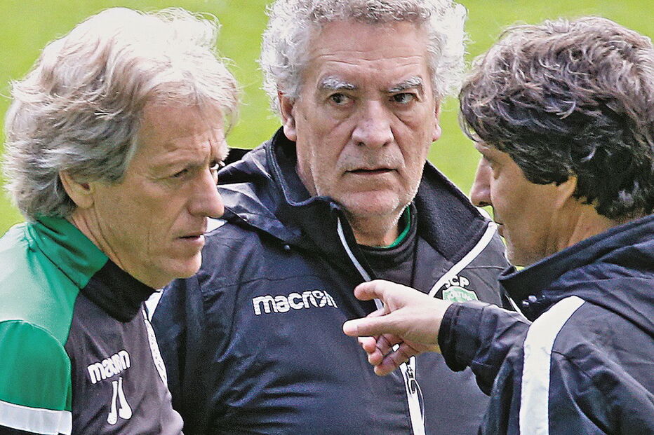 Jorge Jesus com os adjuntos Miguel Quaresma e Raul José, nos tempos do Sporting 