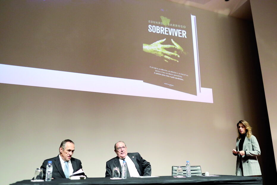 Eduardo Barroso, ao centro, durante a cerimónia de apresentação da obra 