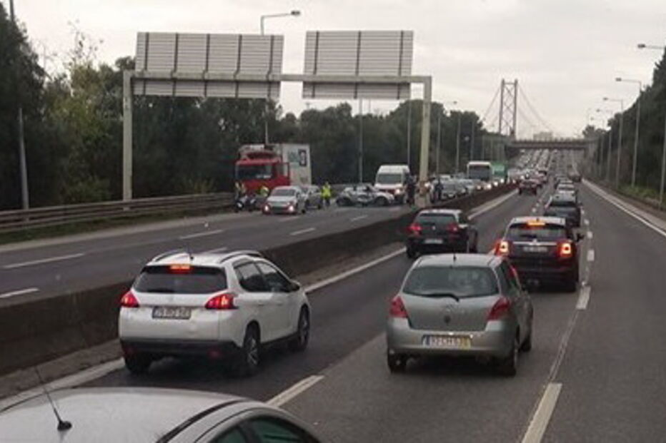 Acidente à saída da Ponte 25 de Abril corta trânsito