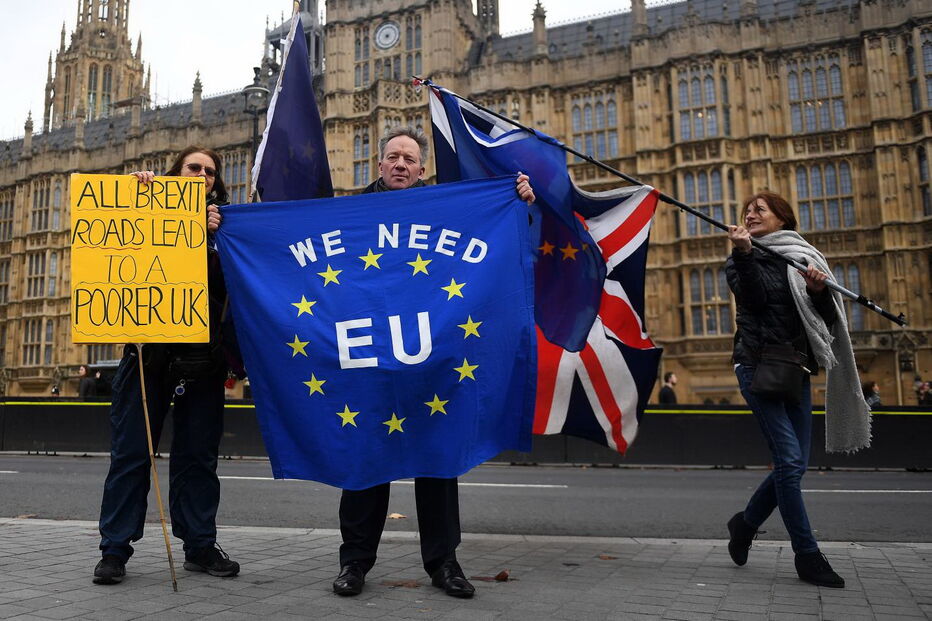 Manifestantes contra o Brexit junto ao parlamento britânico