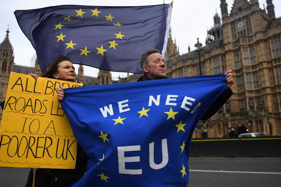 Manifestantes contra o Brexit junto ao parlamento britânico