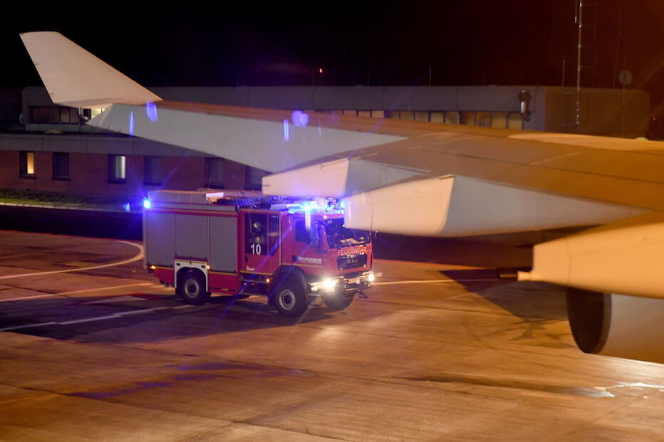 Avião que levava Merkel para a Argentina aterra de emergência em Colónia