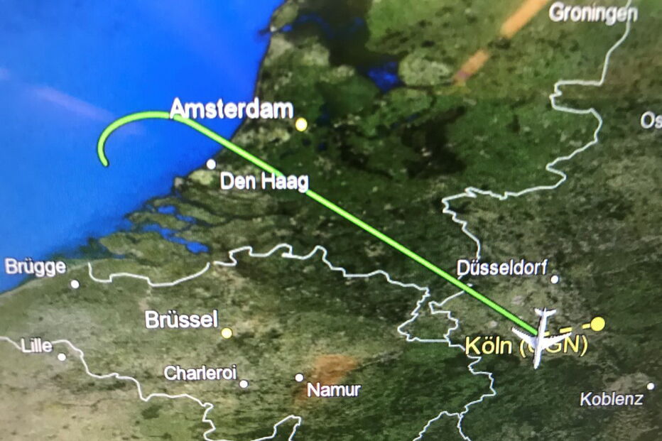 Avião que levava Merkel para a Argentina aterra de emergência em Colónia