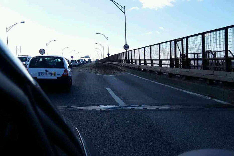 Camião larga terra no tabuleiro da Ponte 25 de Abril
