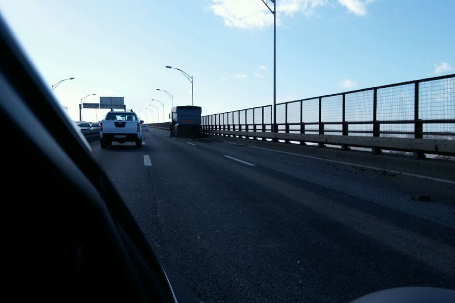 Camião larga terra no tabuleiro da Ponte 25 de Abril