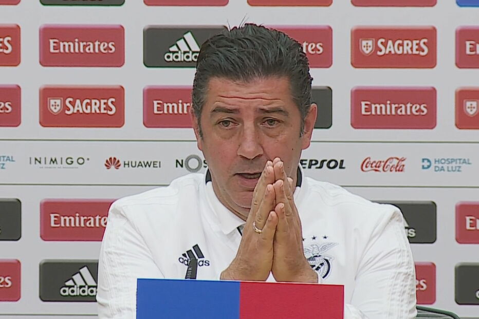 Rui Vitória em conferência de imprensa no Benfica