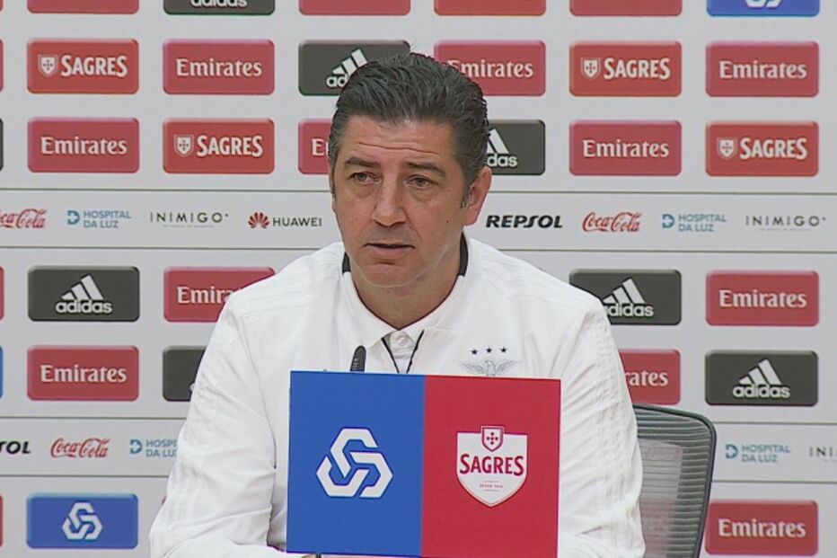 Rui Vitória em conferência de imprensa no Benfica