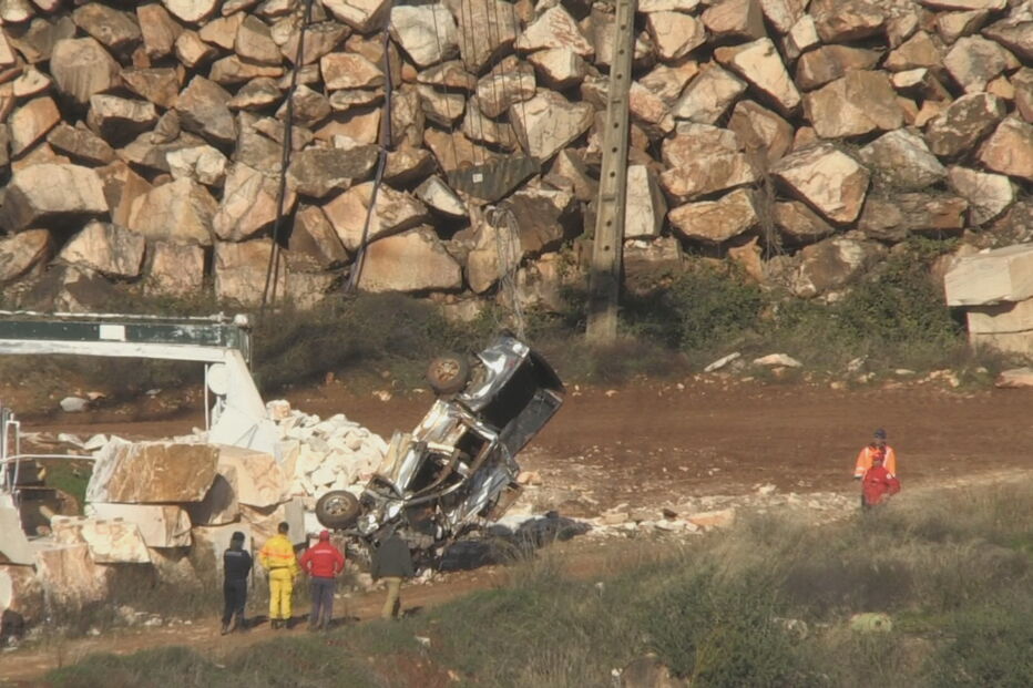 Carrinha a ser retirada da pedreira de Borba