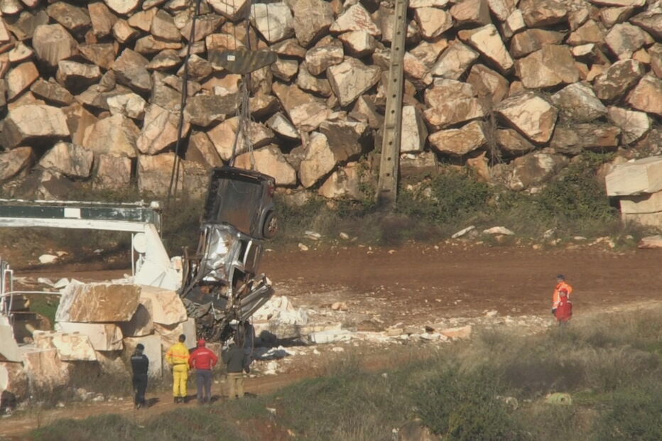Carrinha a ser retirada da pedreira de Borba