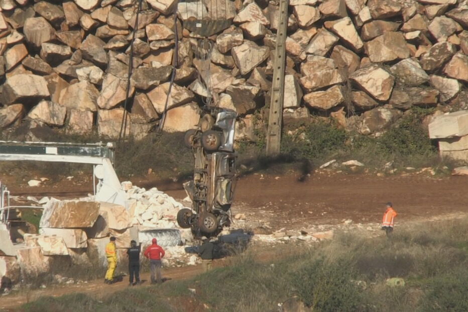 Carrinha a ser retirada da pedreira de Borba