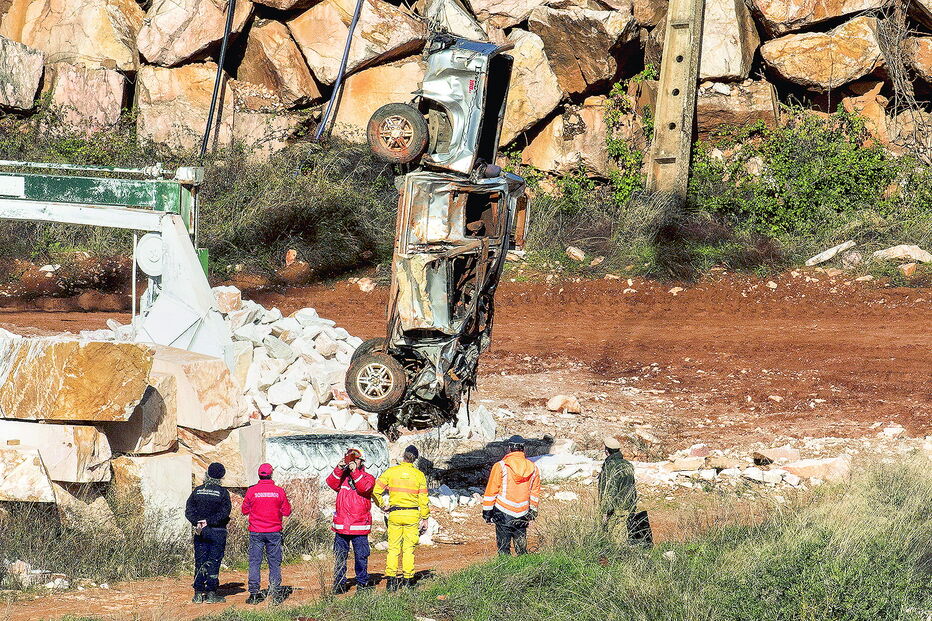 Carrinha onde estavam os dois cunhados ficou totalmente destruída    