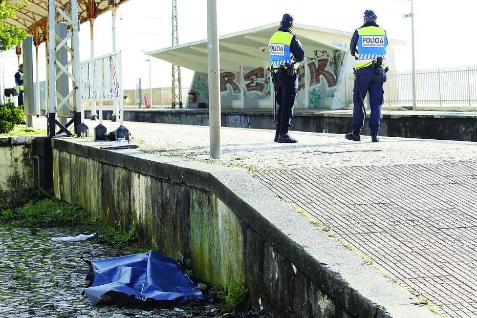 Corpo ficou estendido na estação durante quatro horas porque as três viaturas de recolha da PSP estão avariadas    