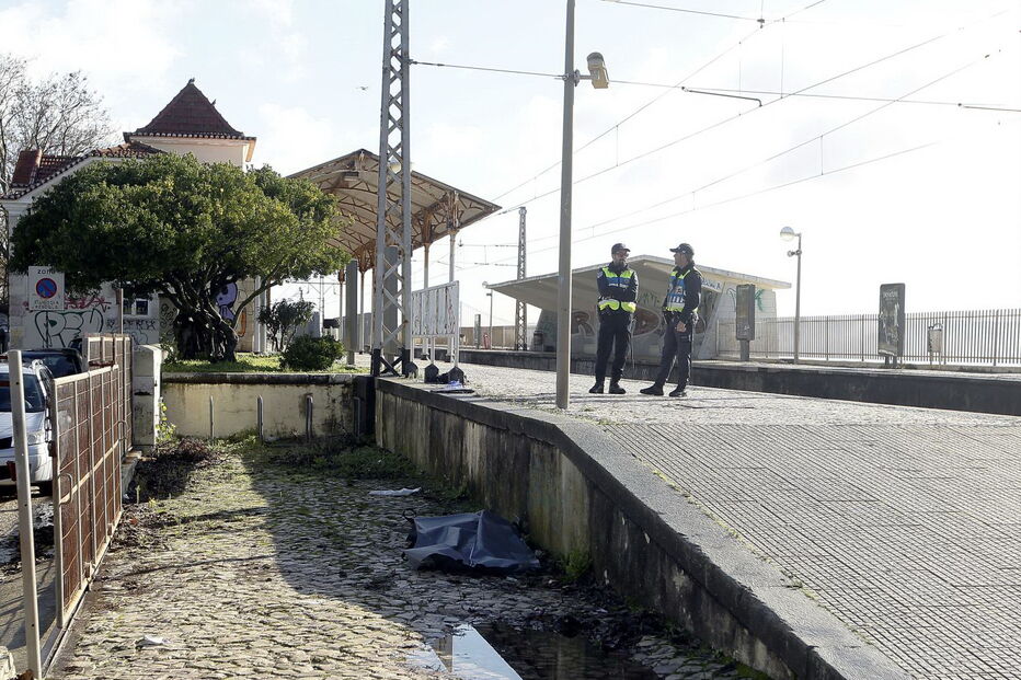 Corpo ficou estendido na estação durante quatro horas porque as três viaturas de recolha da PSP estão avariadas    