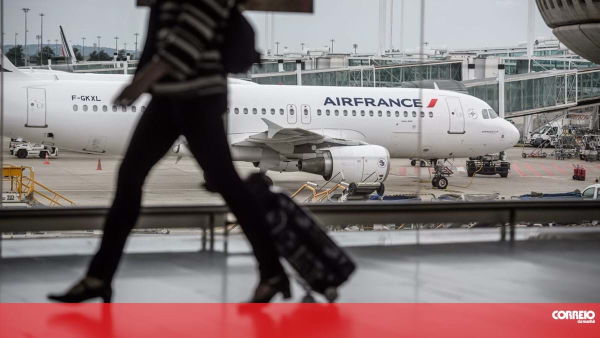 Encuentran a un hombre que sufre “hipotermia severa” en el tren de aterrizaje de un avión en París – Mundo