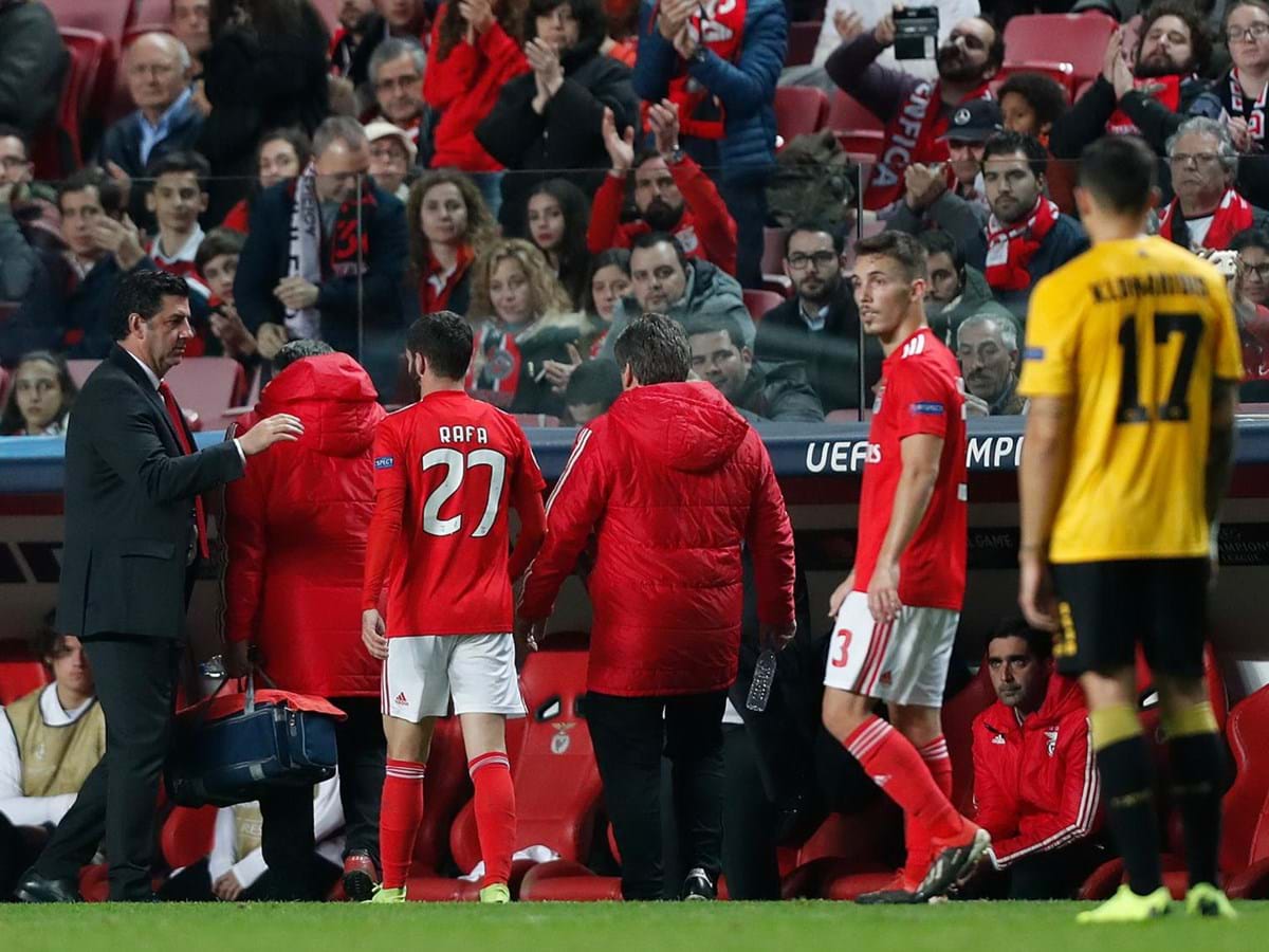 Ex-jogador do Benfica abandona relvado durante jogo na Liga do Qatar