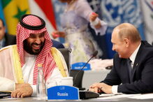 O estranho cumprimento entre Putin e o príncipe saudita que está a correr mundo