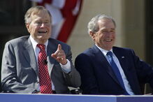 George W. Bush ao lado do filho, George W. Bush