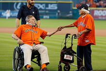 George W. Bush ao lado da mulher, Bárbara Bush