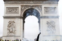 'Coletes amarelos' em confrontos com as autoridades em Paris